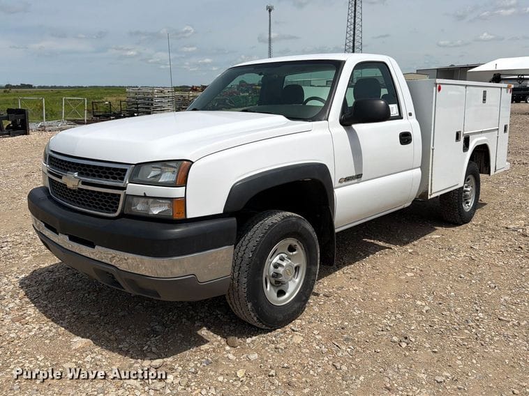 2005 Chevrolet 2500HD Equipment Image0