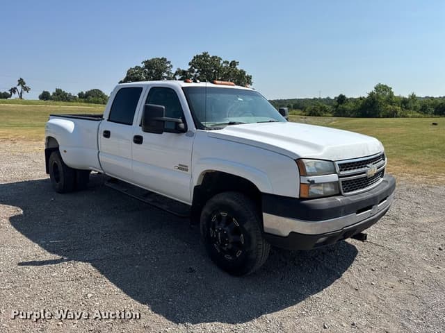 Image of Chevrolet 3500 equipment image 3