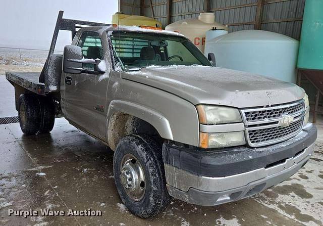 Image of Chevrolet 3500 equipment image 2