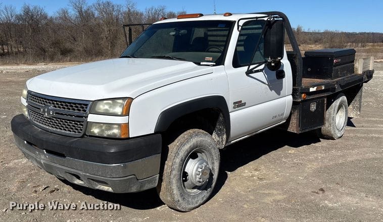 2005 Chevrolet 3500 Equipment Image0