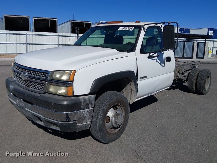 2005 Chevrolet Silverado Equipment Image0