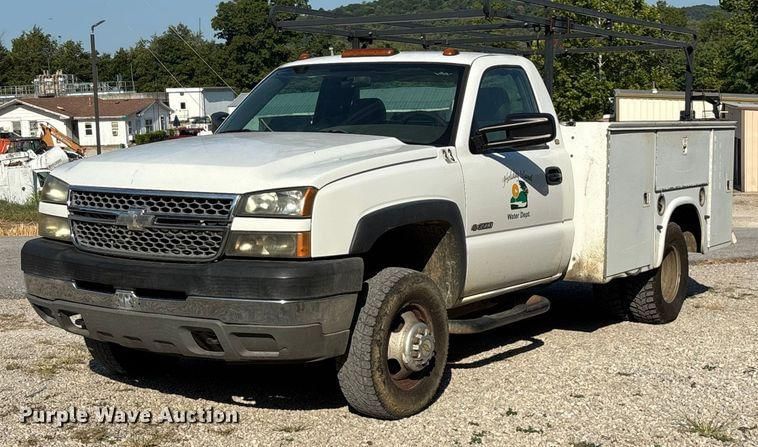 2005 Chevrolet 3500 Equipment Image0