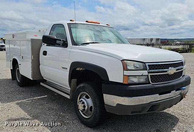 Image of Chevrolet 3500 equipment image 2