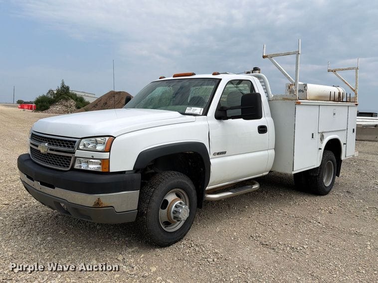 2005 Chevrolet 3500 Equipment Image0