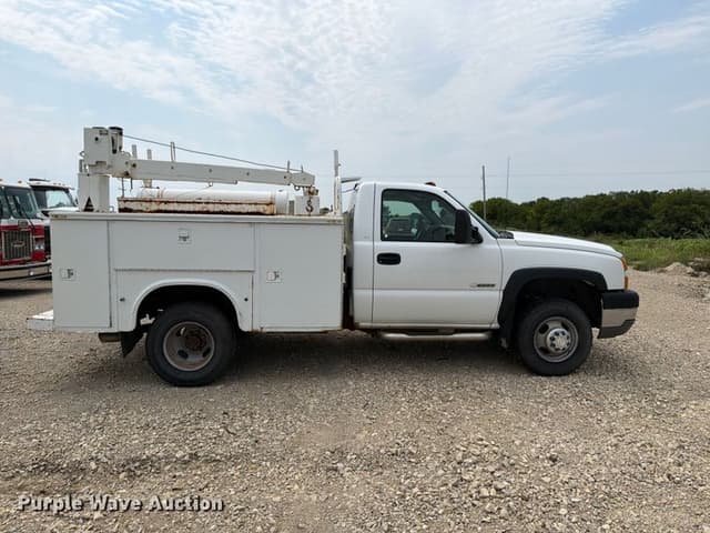 Image of Chevrolet 3500 equipment image 3