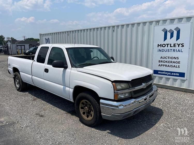2005 Chevrolet Silverado Equipment Image0