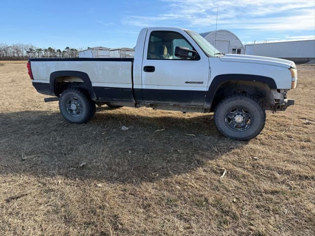 Image of Chevrolet 2500HD equipment image 3