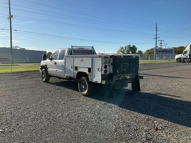 Image of Chevrolet 2500HD equipment image 2