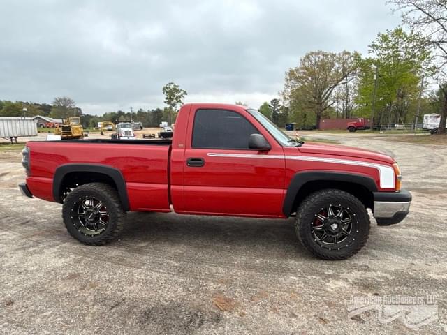 Image of Chevrolet Silverado equipment image 3
