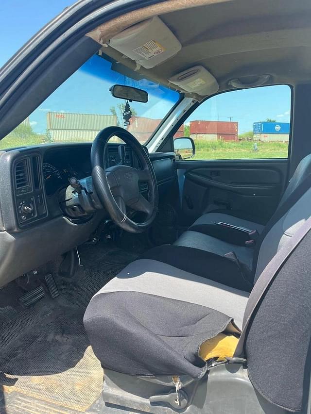 Image of Chevrolet 2500HD equipment image 1