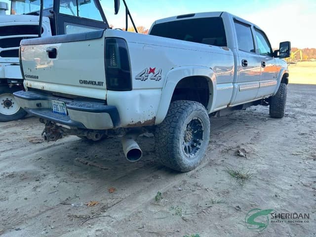 Image of Chevrolet Silverado equipment image 4