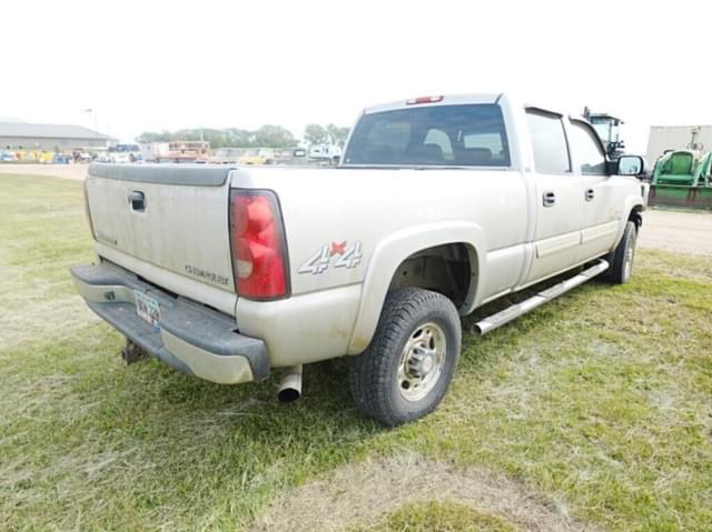 Image of Chevrolet 2500HD equipment image 2