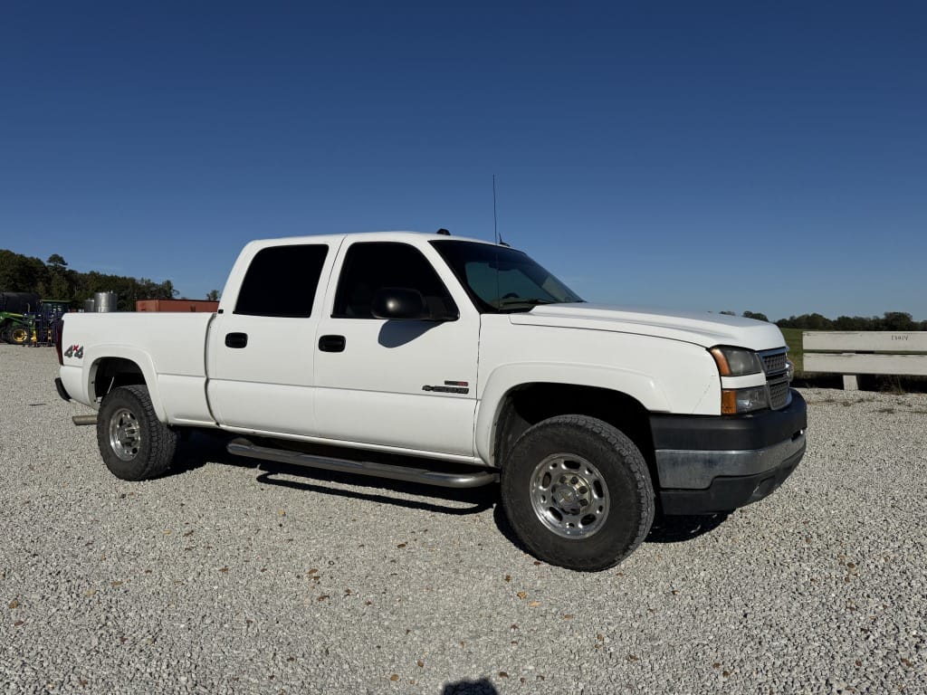 2005 Chevrolet 2500HD Equipment Image0