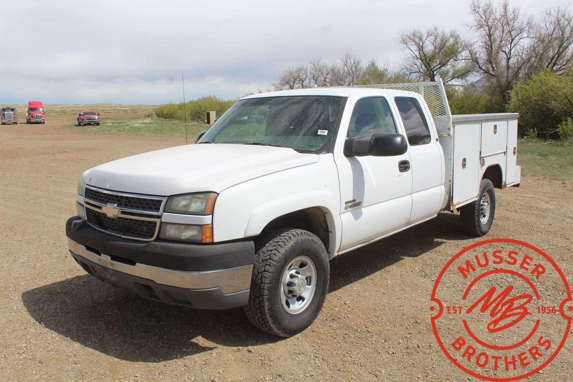 2005 Chevrolet 3500 Equipment Image0