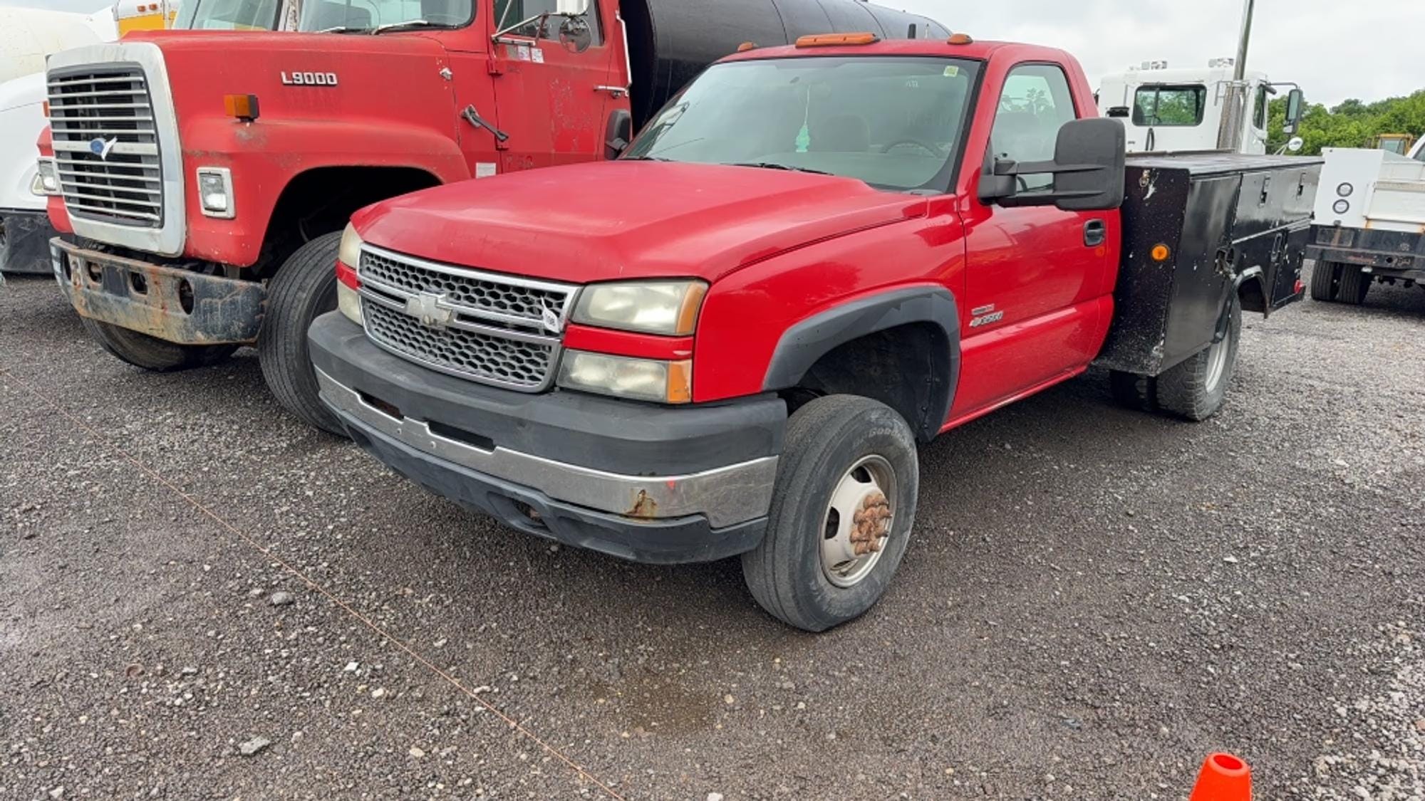 2005 Chevrolet 3500 Equipment Image0