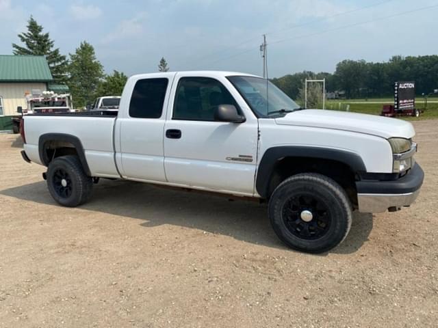 Image of Chevrolet 2500HD equipment image 2