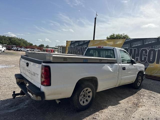 Image of Chevrolet Silverado equipment image 2