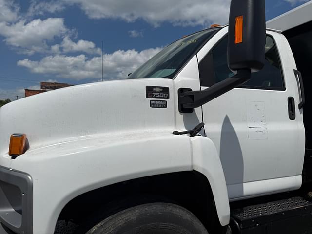 Image of Chevrolet 7500 equipment image 4