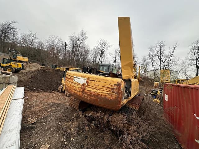 Image of John Deere 330C LC equipment image 4