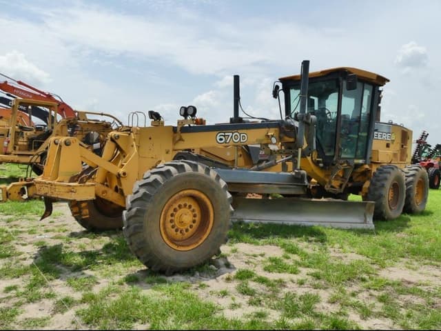 Image of John Deere 670D equipment image 1