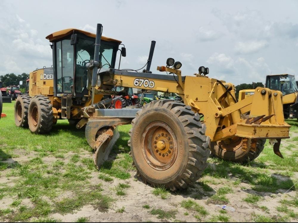 2005 John Deere 670D Equipment Image0