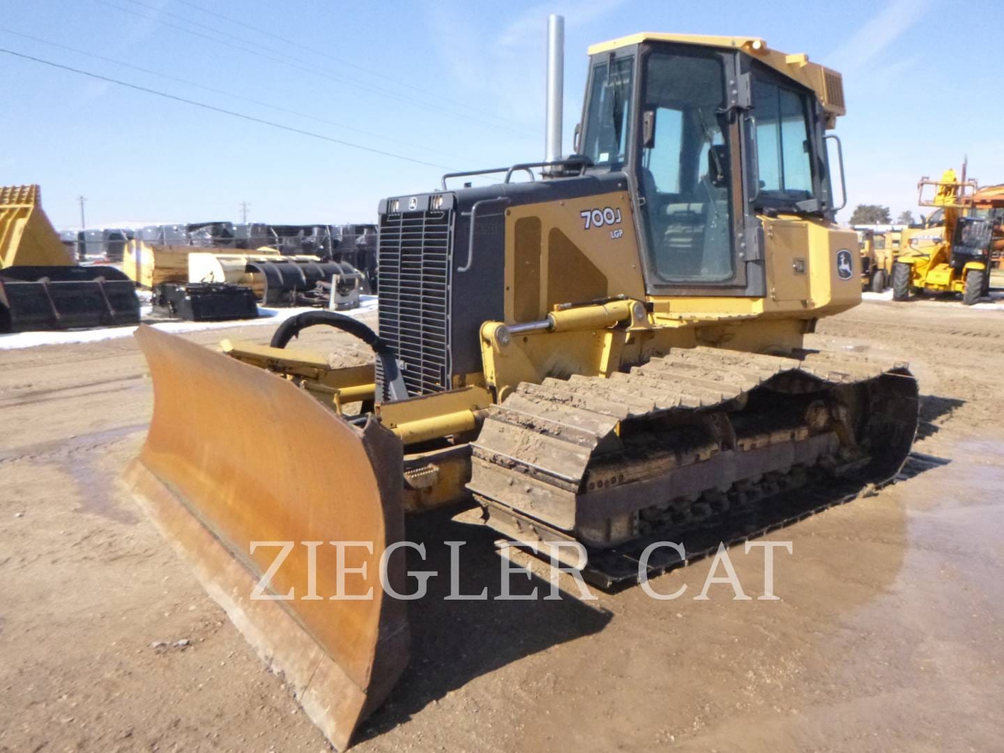 2005 John Deere 700J LGP Equipment Image0