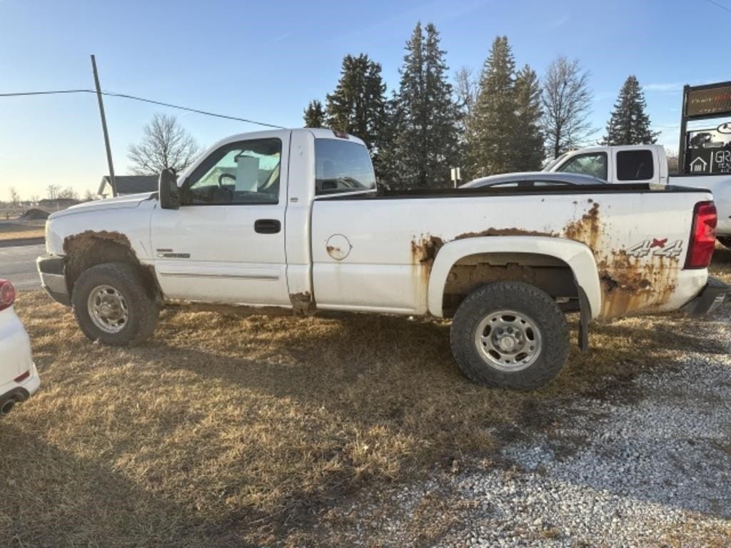 2005 Chevrolet 2500HD Equipment Image0