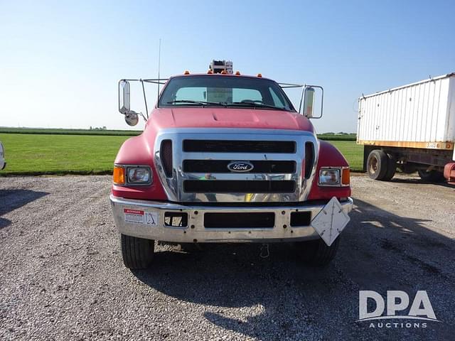 Image of Ford F-750 equipment image 4