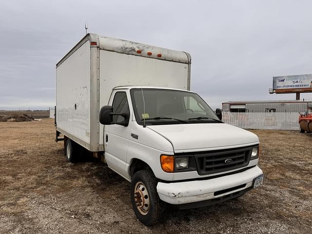 Image of Ford E-350 equipment image 3