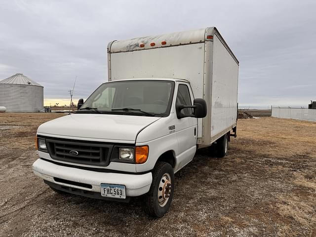 Image of Ford E-350 equipment image 1