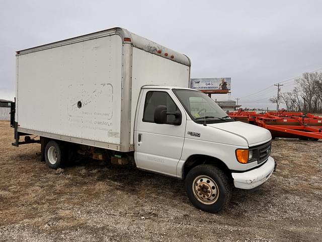 Image of Ford E-350 equipment image 4