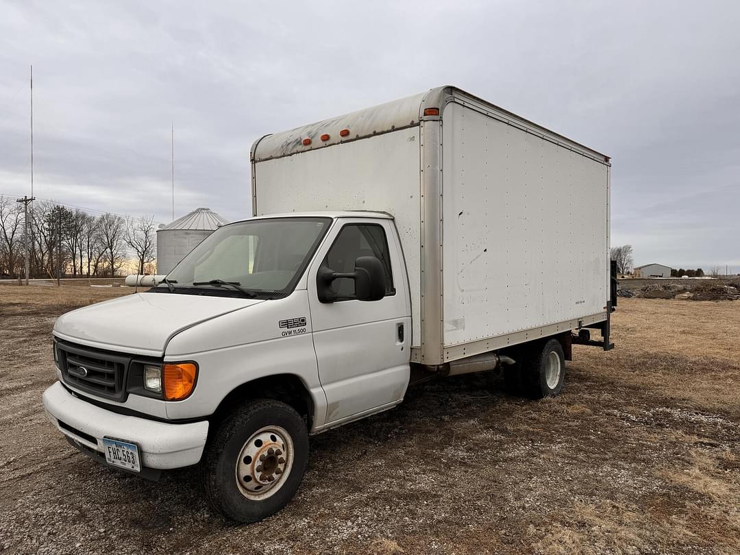 Image of Ford E-350 Primary image