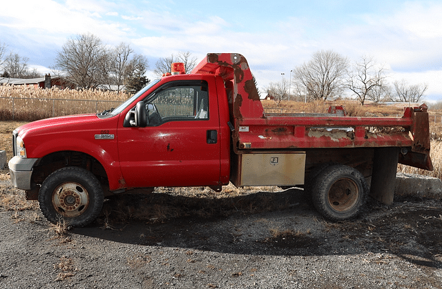 Image of Ford F-350 equipment image 2