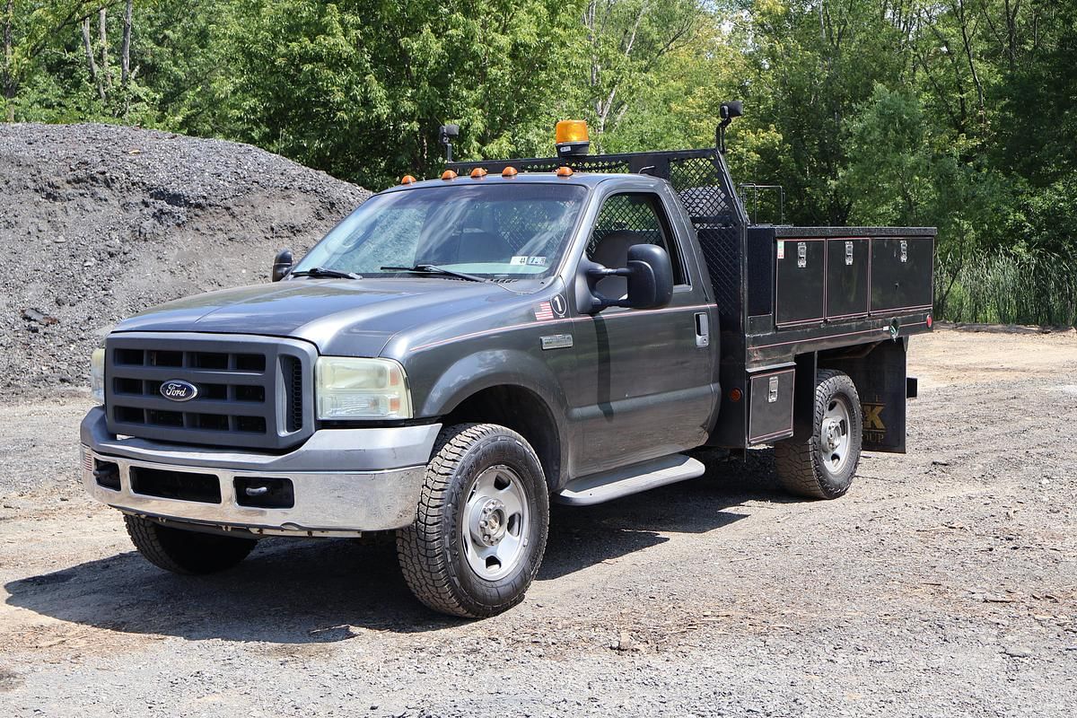 2005 Ford F-350 Equipment Image0