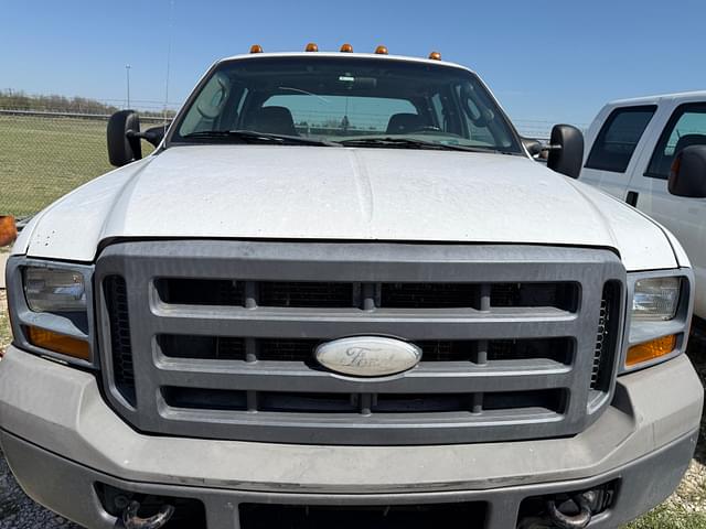 Image of Ford F-350 equipment image 3