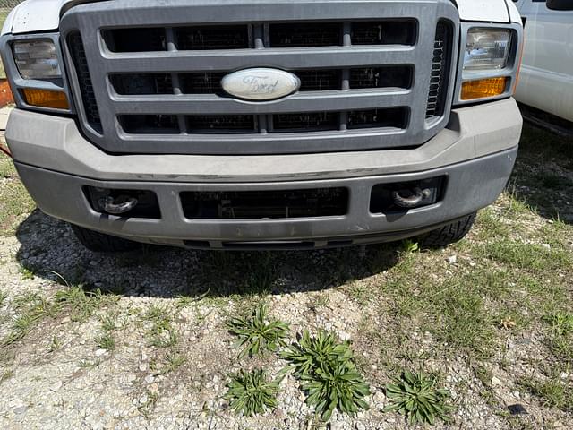 Image of Ford F-350 equipment image 2