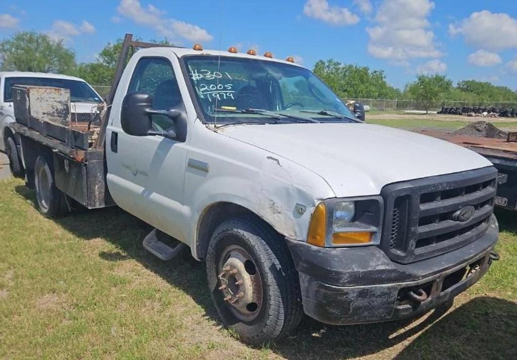2005 Ford F-350 Equipment Image0