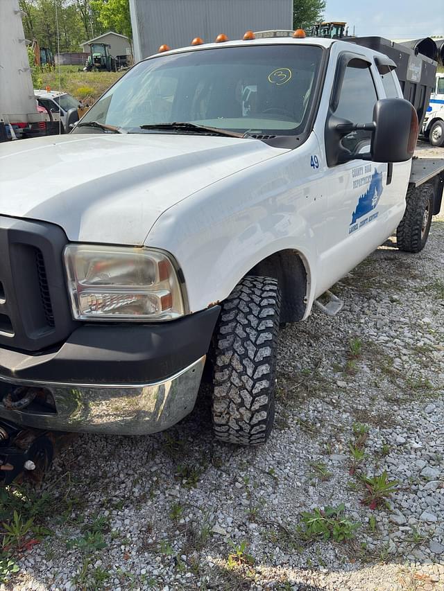 Image of Ford F-350 equipment image 3
