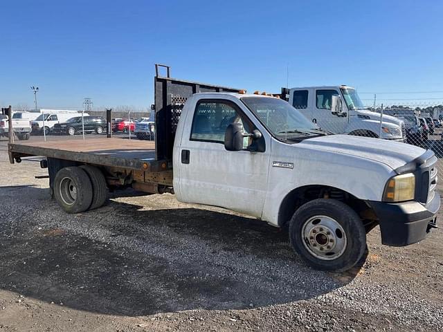 Image of Ford F-350 equipment image 3