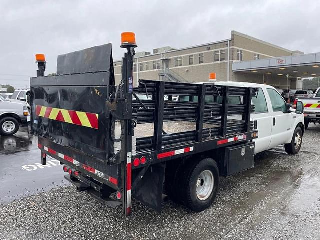 Image of Ford F-350 equipment image 2