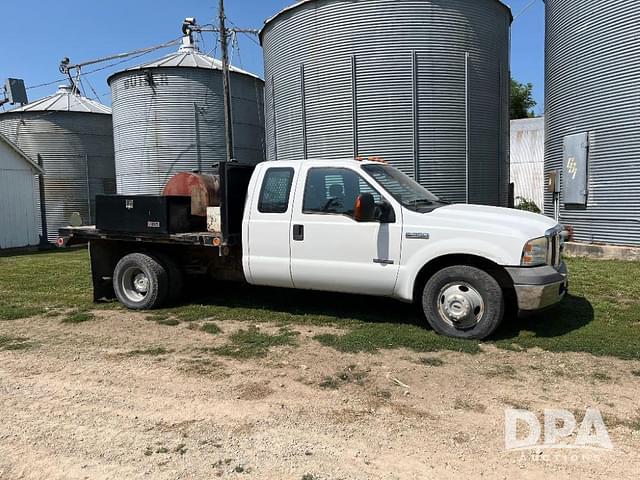 Image of Ford F-350 equipment image 2