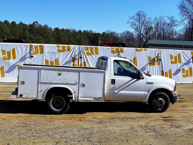 Image of Ford F-350 equipment image 4