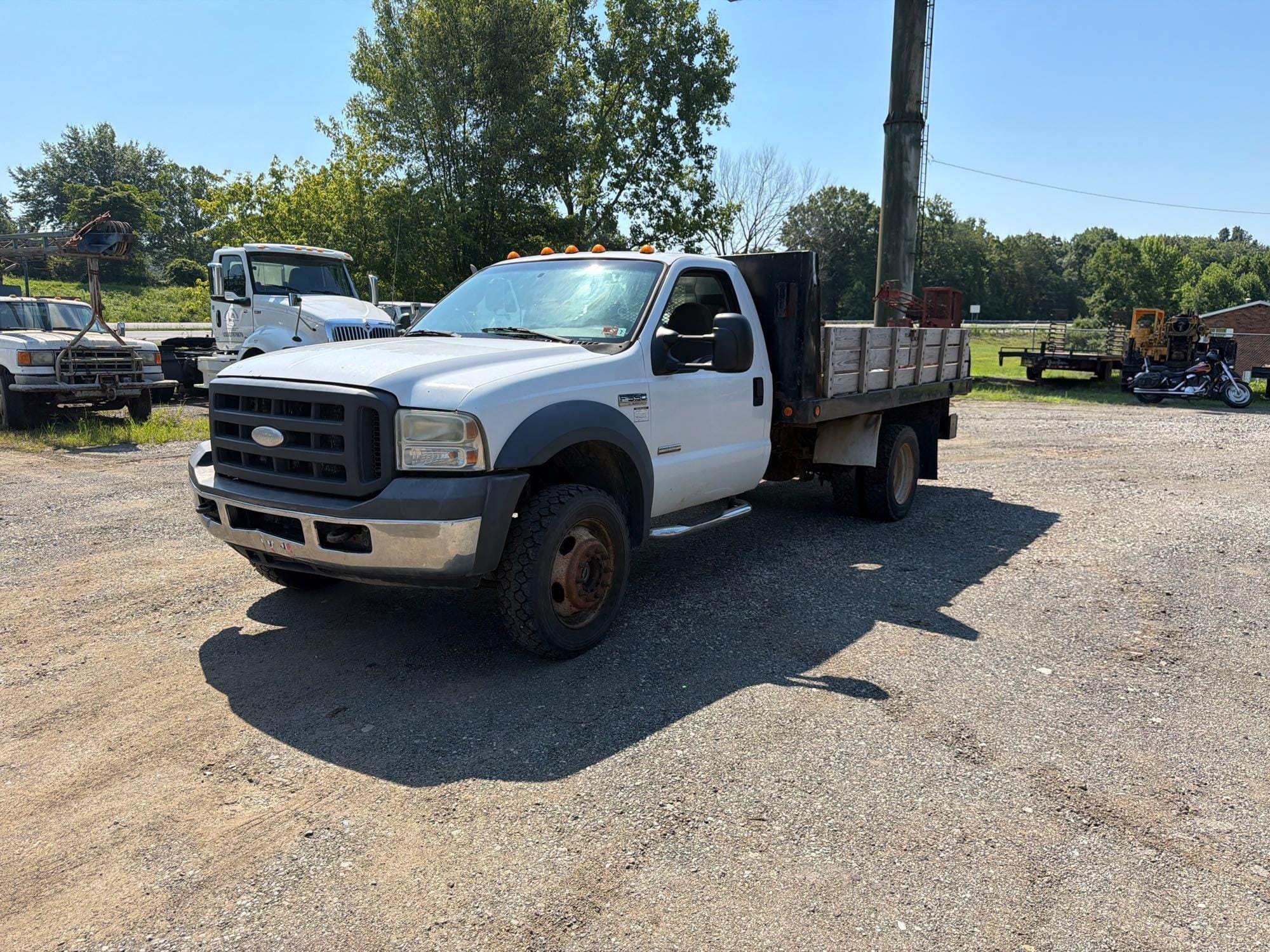 2005 Ford F-550 Equipment Image0