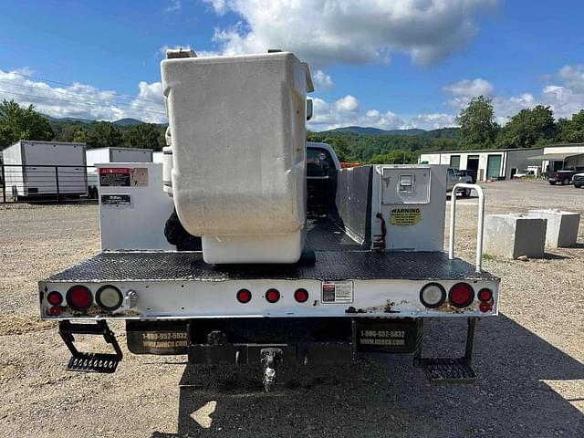 Image of Ford F-550 equipment image 4