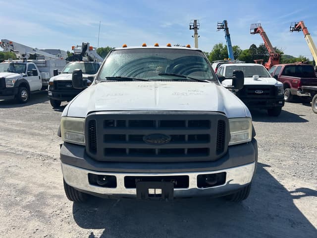 Image of Ford F-550 equipment image 4