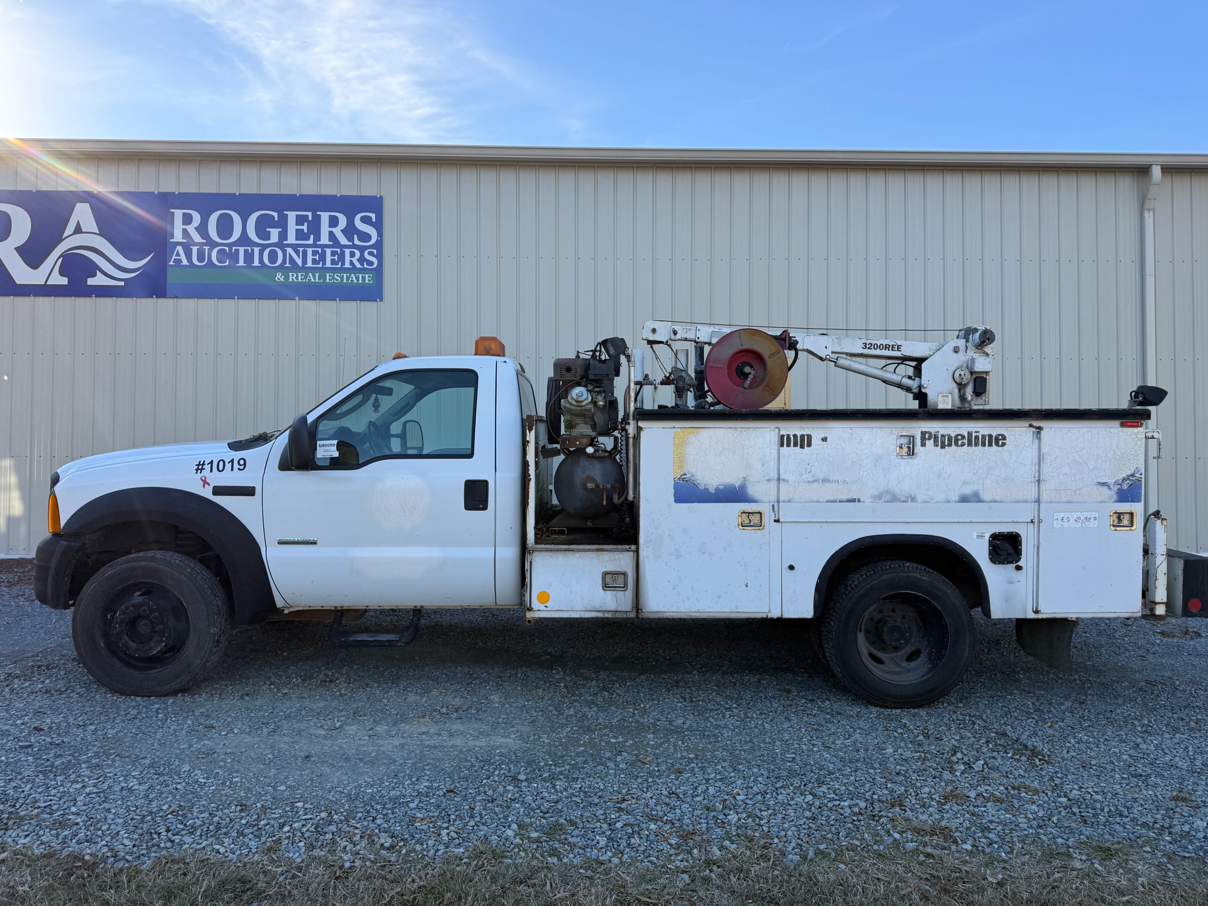 2005 Ford F-550 Equipment Image0