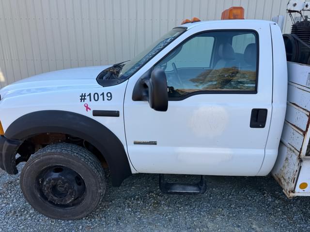 Image of Ford F-550 equipment image 3