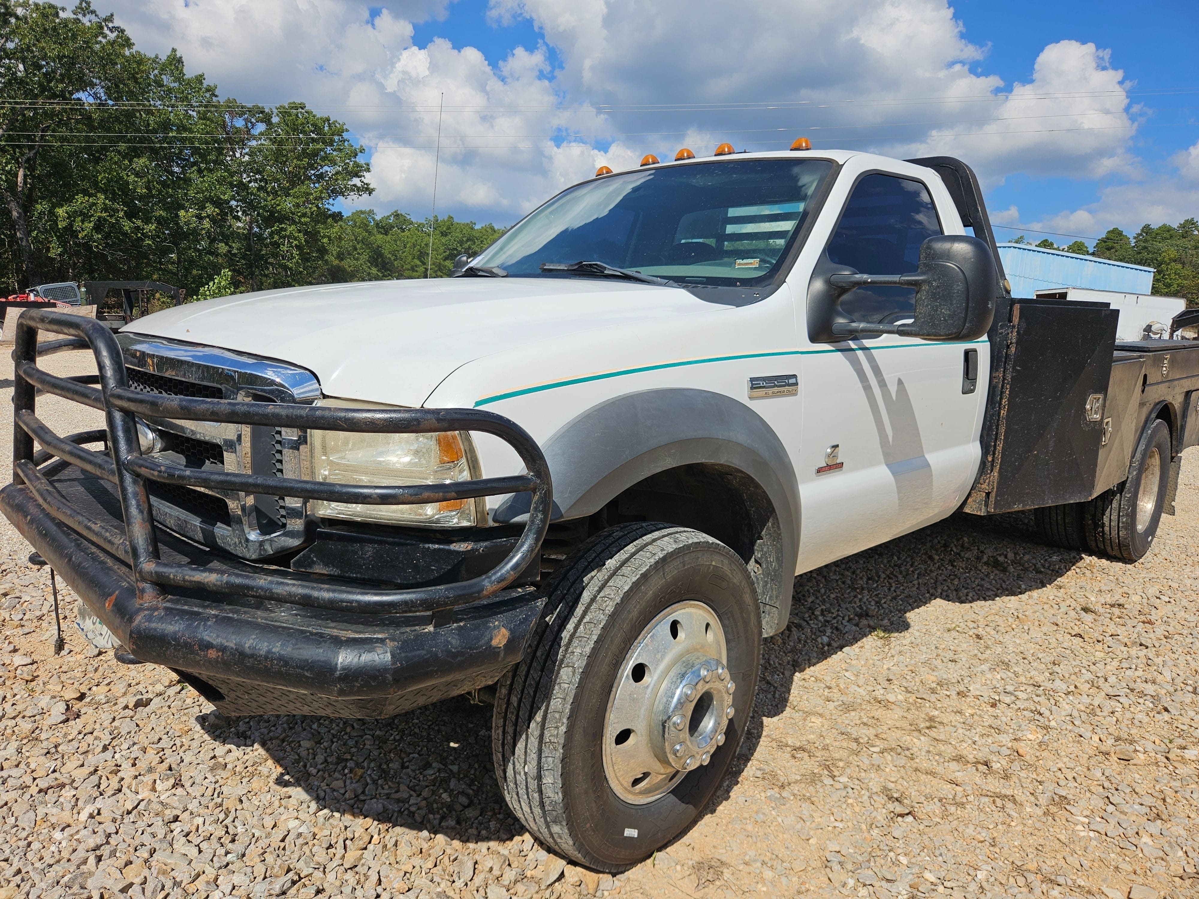 2005 Ford F-550 Equipment Image0