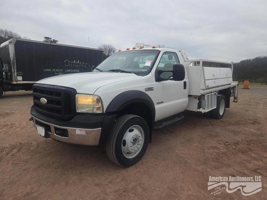 2005 Ford F-550 Equipment Image0