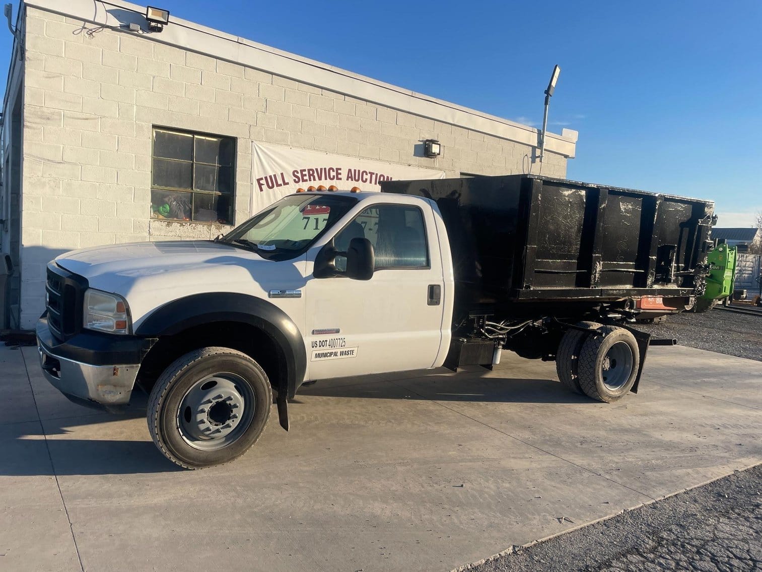 2005 Ford F-550 Equipment Image0